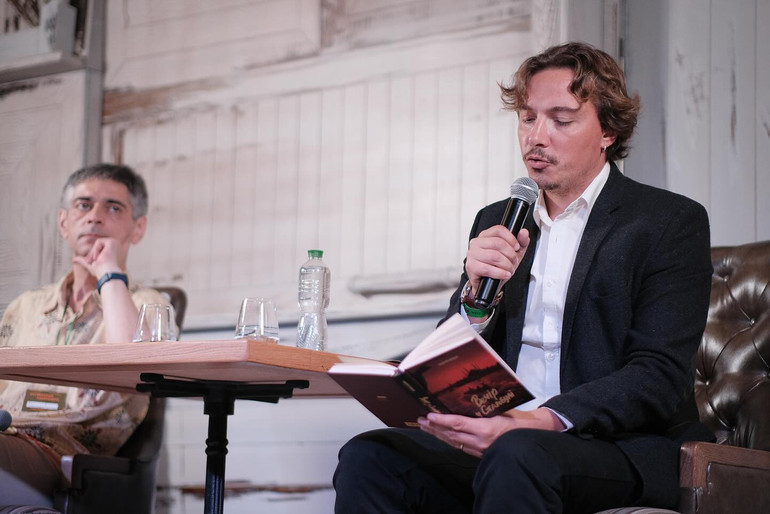 Андрій Любка зачитує уривок із нового роману на презентації під час поетичних читань на Meridian Czernowitz
