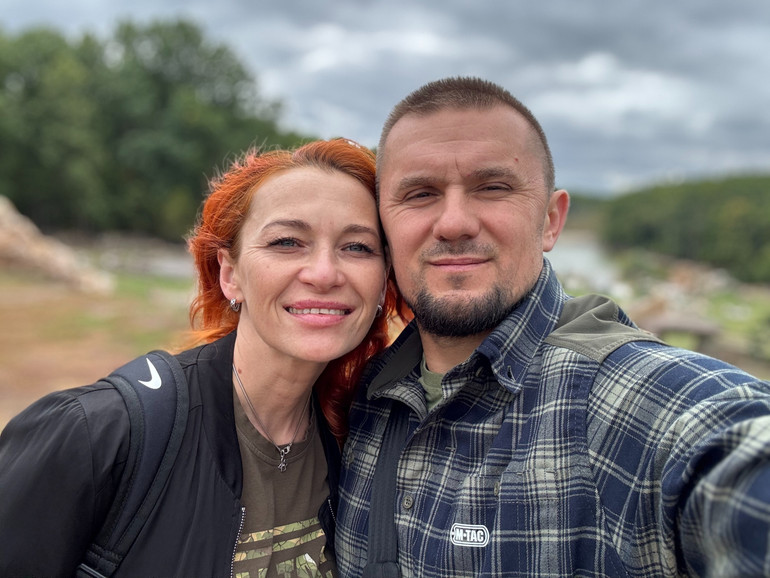 З 25 лютого 2025 року, коли Михайла прийняли на службу на посаду помічника капелана, Майя почала їздити до чоловіка щомісяця на тиждень