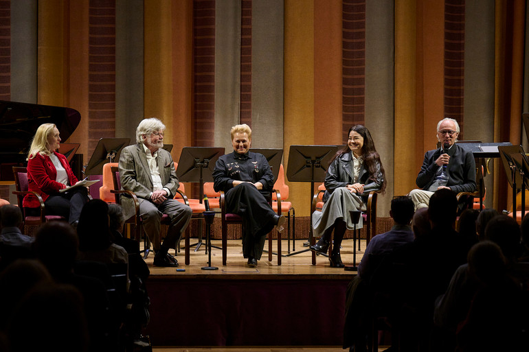 The panel discussion has aroused great interest, so it is not surprising that tickets to the event were bought up lightly.