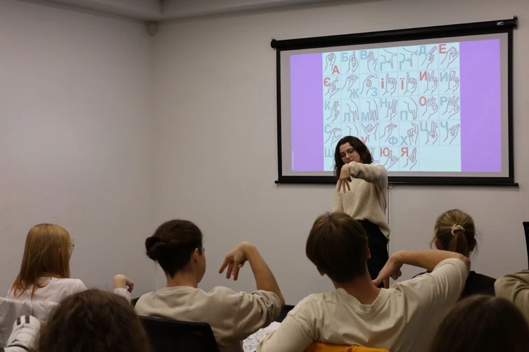 Марію захоплює можливість навчати людей жестової мови