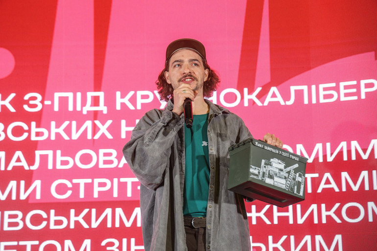 Василь Байдак став ведучим аукціону. Всього вдалося зібрати понад 5 мільйонів гривень