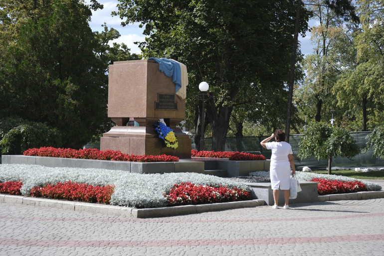 Пам'ятник Героям, які поклали голову за незалежність та свободу України. При будівництві він був присвячений борцям Жовтневої революції, але 2015 року активісти Майдану перефарбували пам'ятник у кольори прапору України та демонтували радянську меморіальну дошку, замінивши її новою
