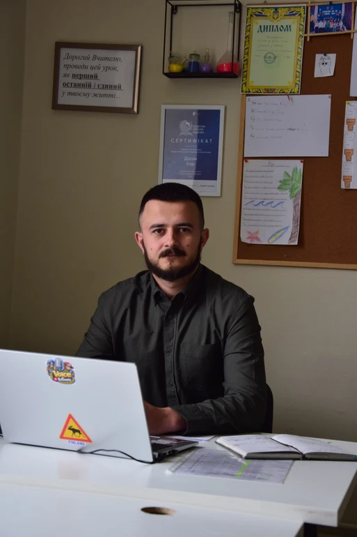 Чоловік працює педагогом-організатором
