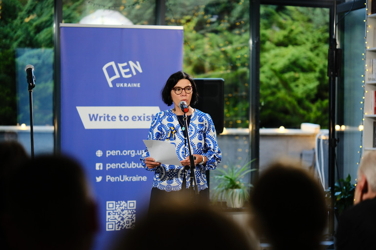 Оля Гнатюк виголошує промову