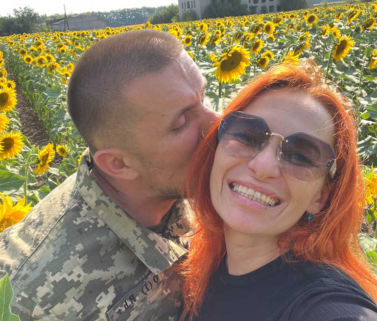 Звичний світ Майї вмить розвалився, адже за 17 років спільного життя пара переживала тривалу розлуку лише на початку, коли Михайло їздив на заробітки