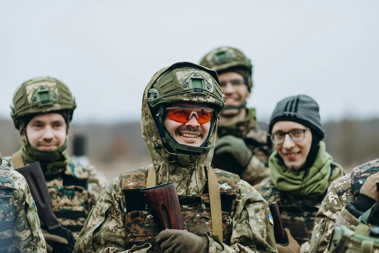 Пилип служив добровольцем у лавах 108-го окремого штурмового батальйону Вовки Да Вінчі