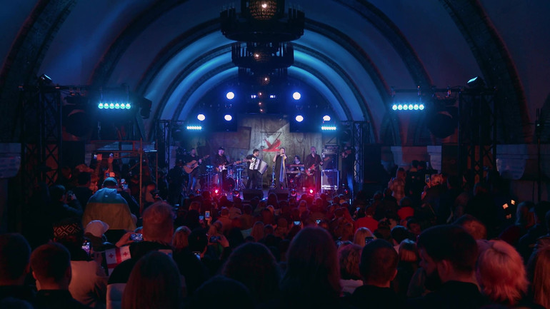 Виступ ОЕ у київському метро у 2022 році, яке транслювали по телебаченню на рівні з Національним телемарафоном.