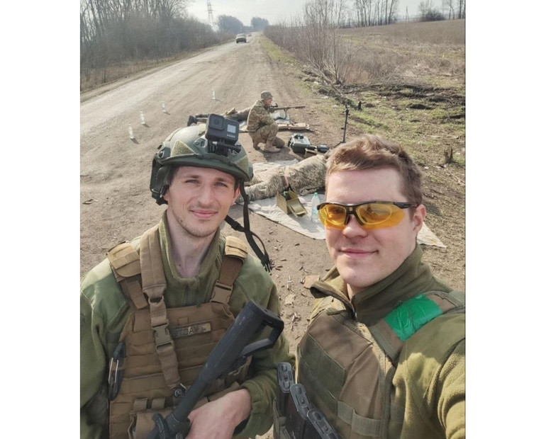 Костянтин із побратимом