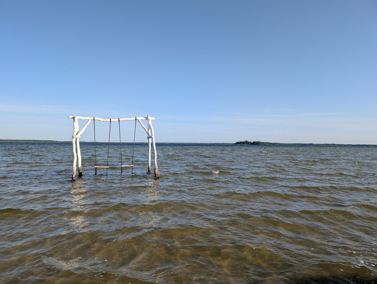 На цих гойдалках часто фотографуються відпочивальники