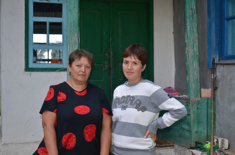 Староста Тетяна Гончаренко та переселенка з Луганщини Оксана