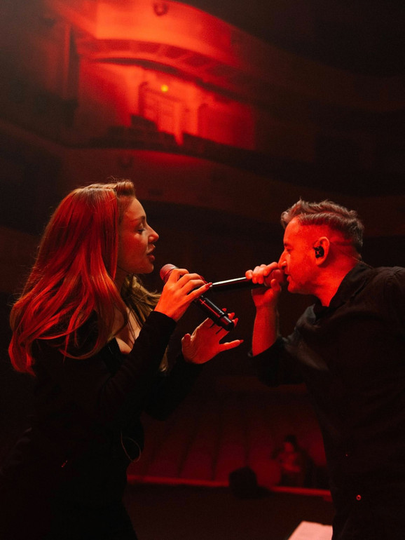 За словами Тіни Кароль, пісня Ніч про силу близькості, яка дозволяє витримати ніч — знаючи, що вона не вічна