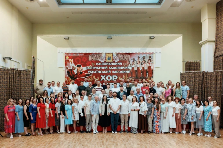 Вадим Яценко із колективом хору Верьовки