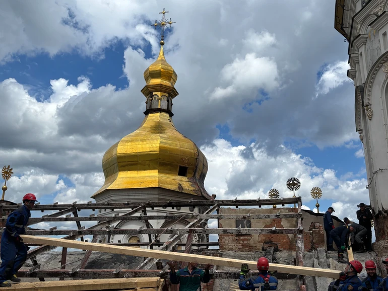 Рятувальники усувають наслідки російських ударів на даху Успенського собору