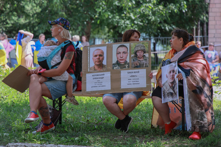 Сім’ї захисників приїхали на місце зустрічі полонених
