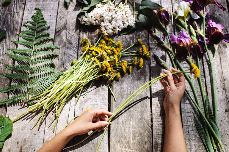 Можна плести вінки із польових квітів