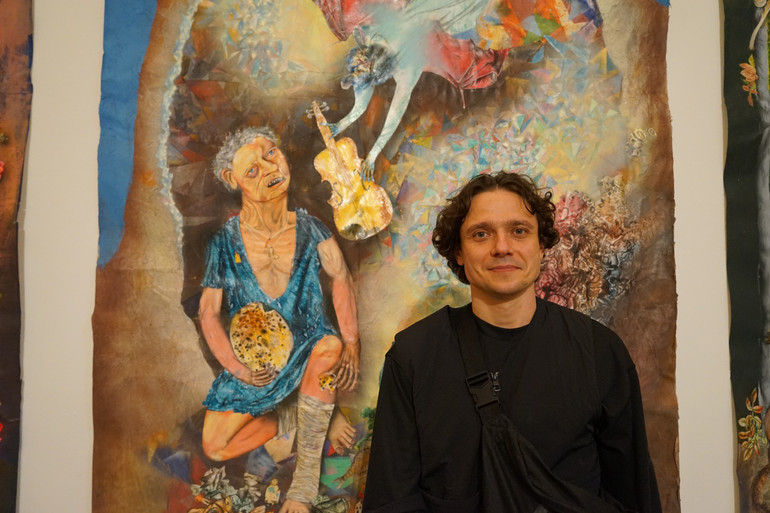 Микола Коломієць біля роботи своїх учнів на Книжковому Арсеналі