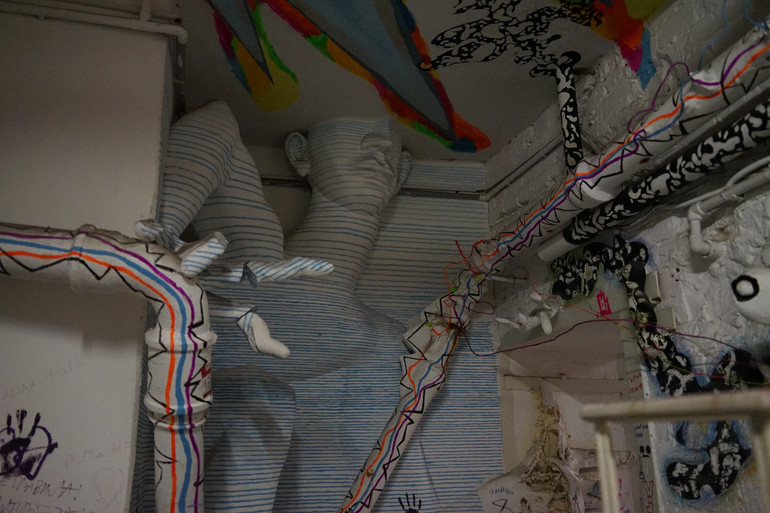 Скульптура парубка при вході в студію