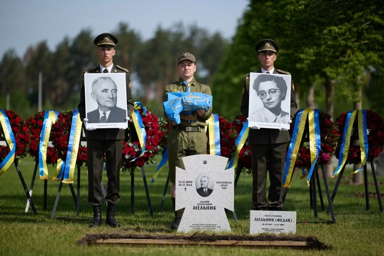 Перепоховання полковника армії УНР та провідника ОУН Андрія Мельника і його дружини Софії Федак-Мельник
