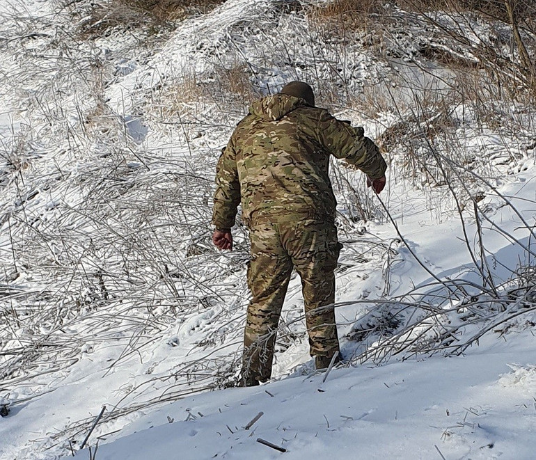 A fighter's disability can be noticed only on uneven terrain, which is difficult to move on a prosthesis