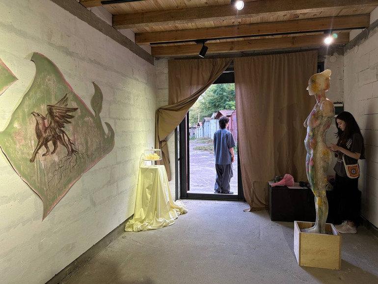 Перший поверх виставкового простору й потаємні дверцята в гаражний кооператив