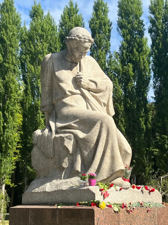 Пам’ятник “Батьківщина-мати” у радянському меморіальному комплексі в Трептов-парку, Берлін