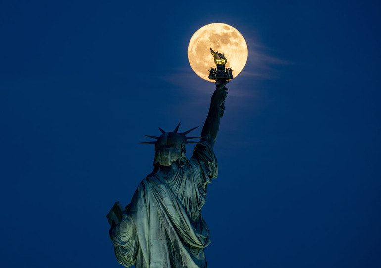Місяць біля Статуї Свободи.