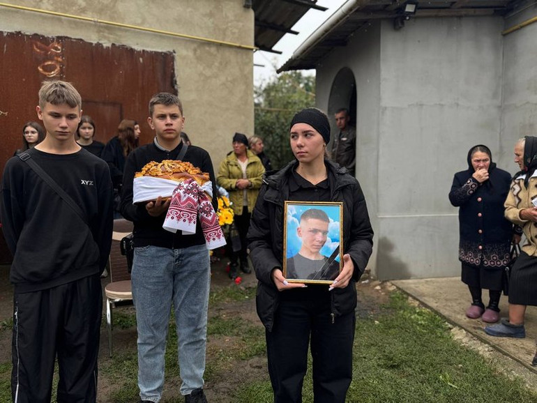 Однокласники проводять Владислава Бевза в останню путь