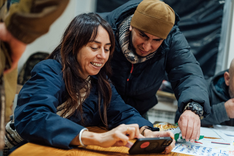 Жанна Кадирова та колумбійський доброволець під час роботи над проєктом