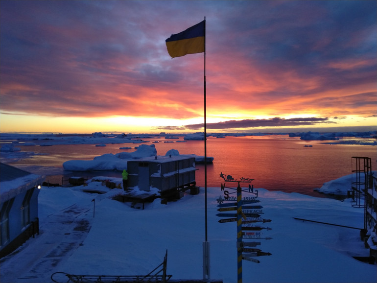 Український стяг на флагштоку біля станції