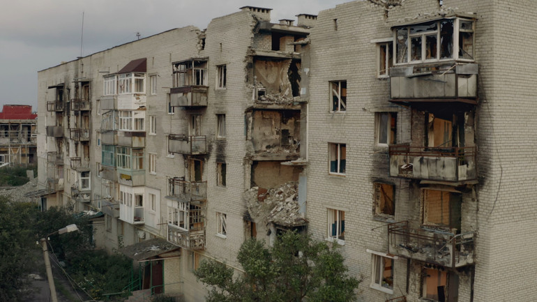 Гамлет не зможе відновити це життя, але він робить те, що може