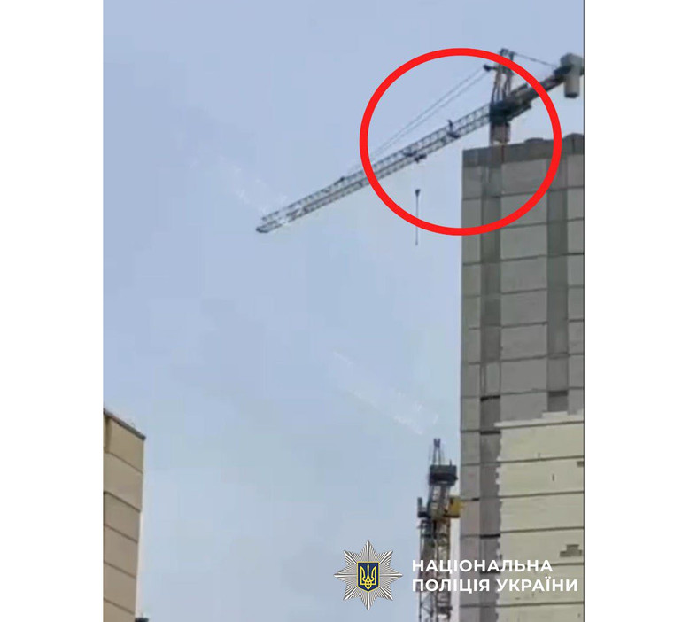 Підлітки залізли на кран