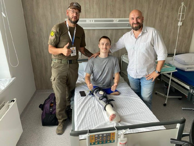 Перша операція ендопротезування.