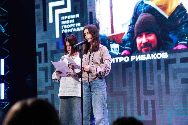 Доньки загиблого Дмитра Рибакова Світлана та Анна-Марія під час премії Георгія Ґонґадзе