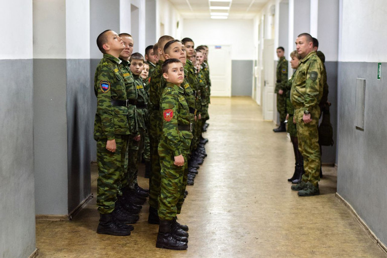 Підлітки у ліцеї, створеному окупаційною владою