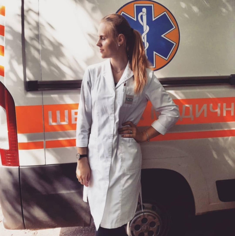 Олена Ревенко була медсестрою у відділенні кардіохірургії Олександрівської лікарні Києва. Потім здобула фах лікаря-реабілітолога