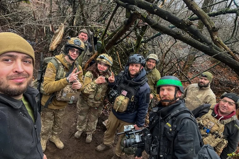Вікторія Боброва з побратимами