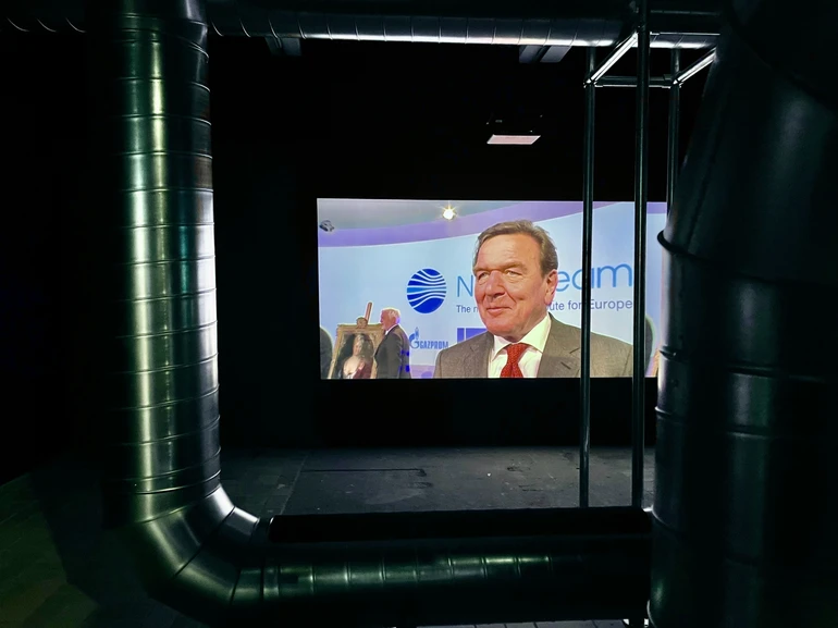 Екс-бундесканцлер Німеччини Герхард Шредер на відео в інсталяції Гіто Штеєрл “Витік”, 2024