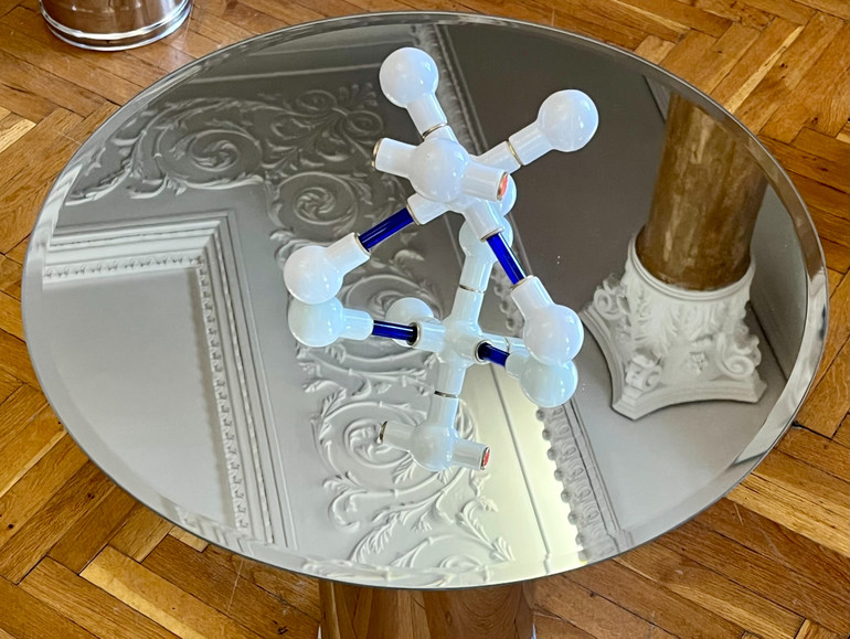 Аніка Ліпсіус, з проєкту “Прототипи легальних прибульців”, 2025. У дзеркальному відображенні – фрагмент оздоби залів Палацу культури Перника авторства Михайла Паращука, 1950-ті