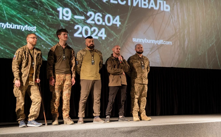 військові