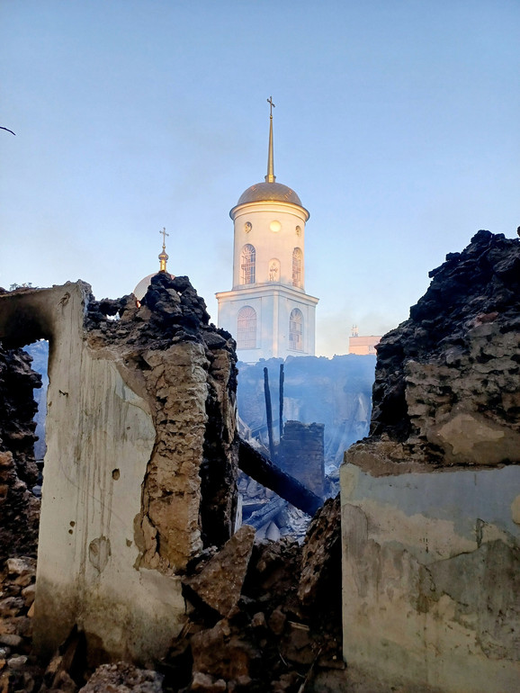 Так виглядає згорівша будівля, яка розташована поруч з церквою