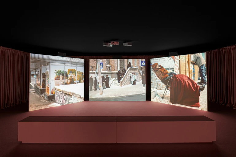 Вигляд експозиції “Педагогіки війни” в Museo Nacional Thyssen-Bornemisza. Кураторка: Чус Мартінез.