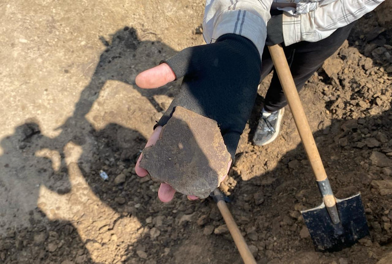 Ще неочищений щойно знайдений фрагмент трипільської кераміки