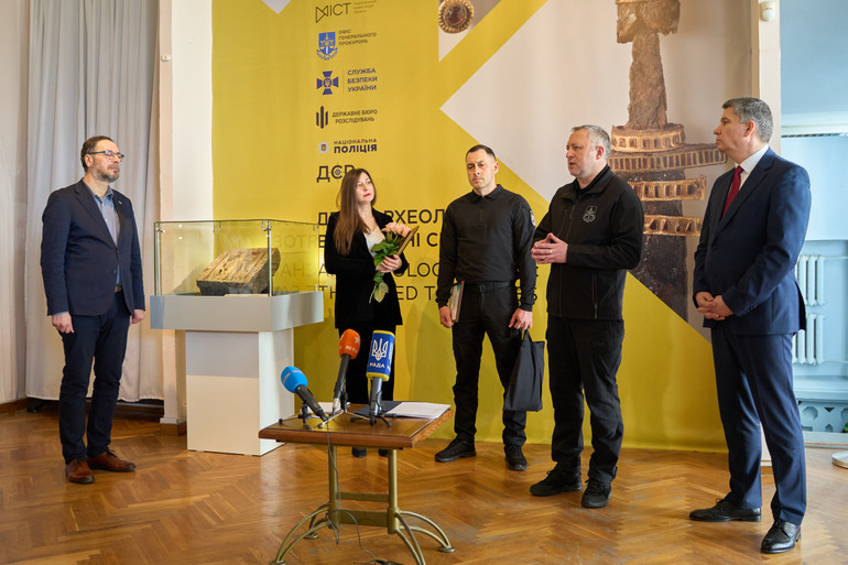 Церемонія передачі пам'ятки Національному музею історії України
