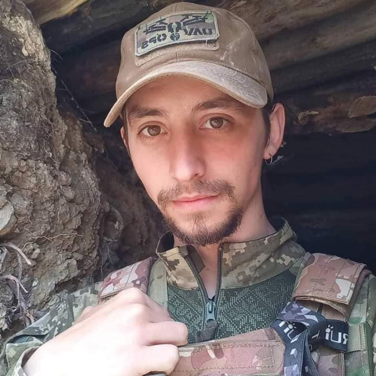 Наруто служив в аеророзвідці.