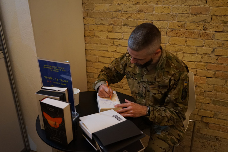 Сам Іларіон Павлюк старанно підписує усі примірники й приймає подяки від читачів