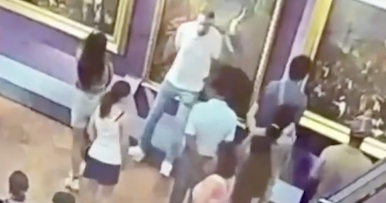 Скриншот з відео на якому видно як відвідувач падає на картину