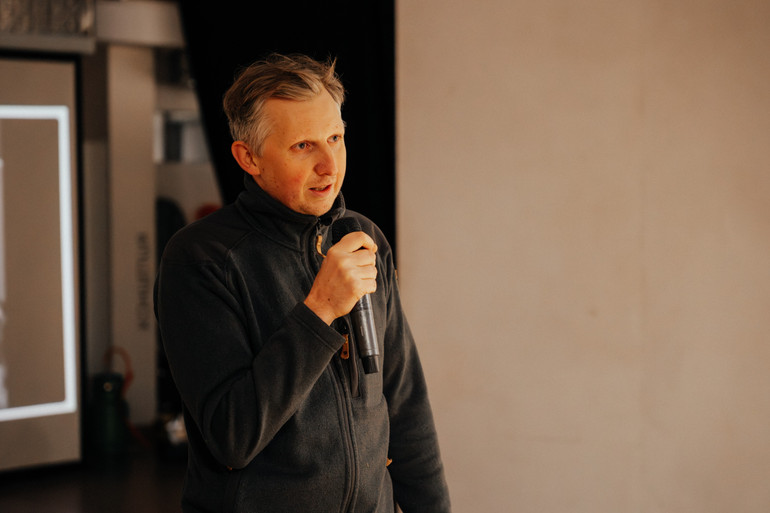 Художник Олександр Бурлака презентує своє бачення музейної інституції на воркшопі у Вінниці, 2025