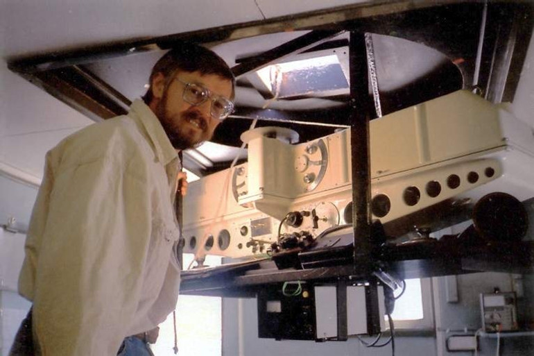 Очільник першої експедиції Геннадій Міліневський з унікальним вартісним приладом для вимірювання рівня озону в атмосфері — спектрофотометром Добсона