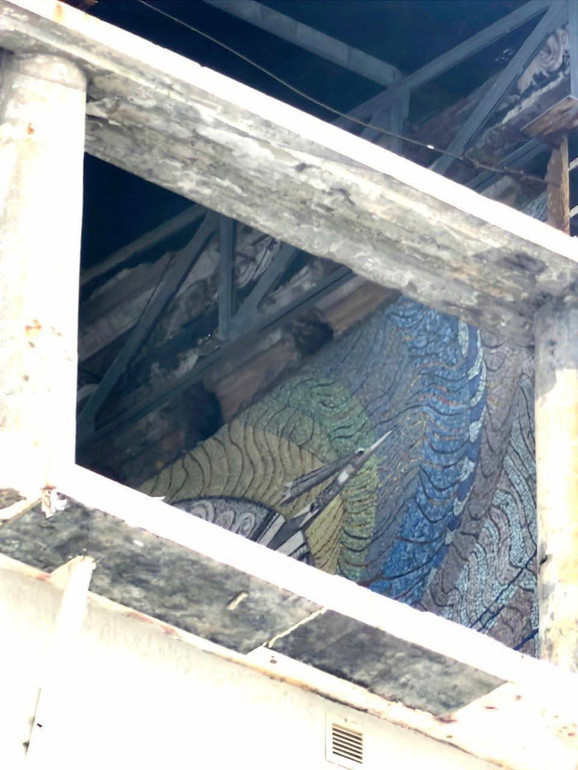 Вцілила частина мозаїки в окупованому Маріуполі