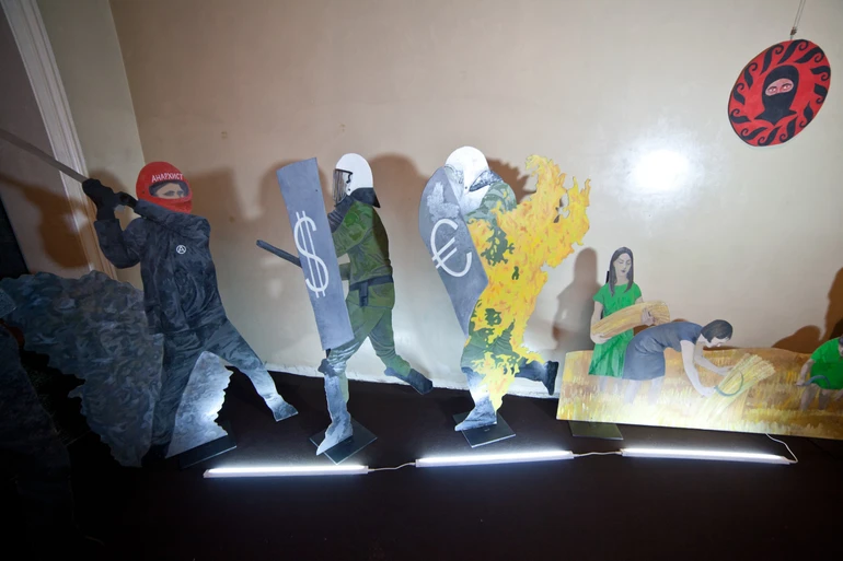 Давид Чичкан. “Після червоно-чорного заходу сонця буде чорно-зелений
світанок”, 2012. Фрагмент інсталяції